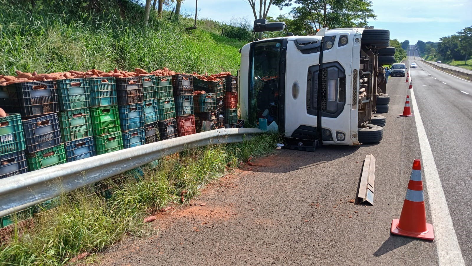 Caminhão carregado de batata-doce tomba na Rodovia Raposo Tavares, em Álvares Machado
