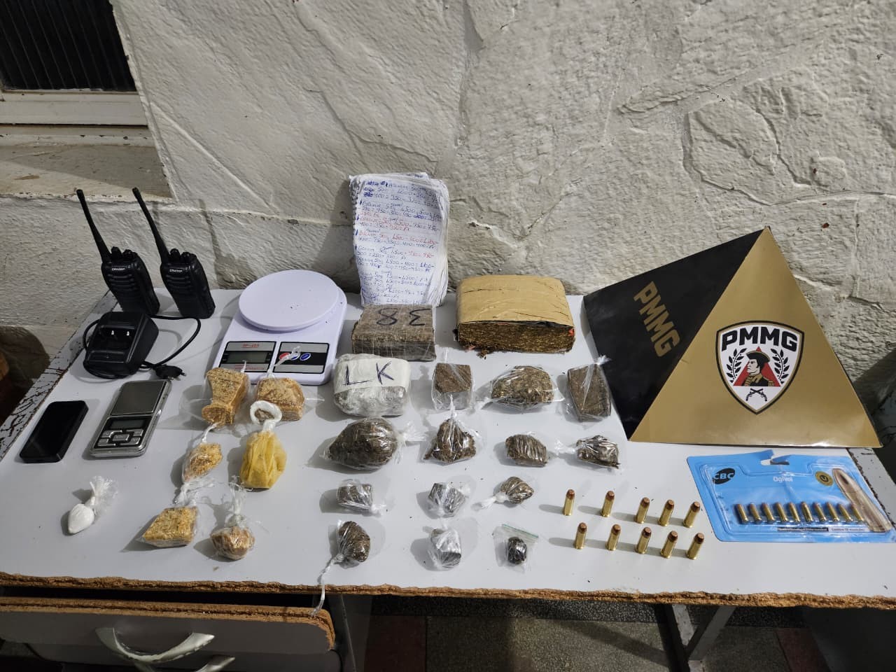 Anotações sobre o tráfico em cidades do Norte de MG são apreendidas junto com drogas em Montes Claros 