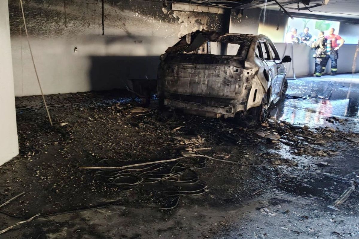 Carro elétrico é consumido pelas chamas em incêndio que mobilizou bombeiros, polícia e Defesa Civil