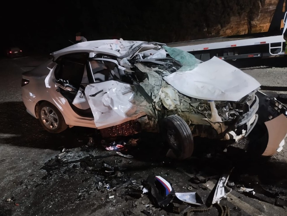 Carro fica destruído após batida com moto e retirada de mulher ferida presa às ferragens em SC — Foto: CBMSC/Divulgação