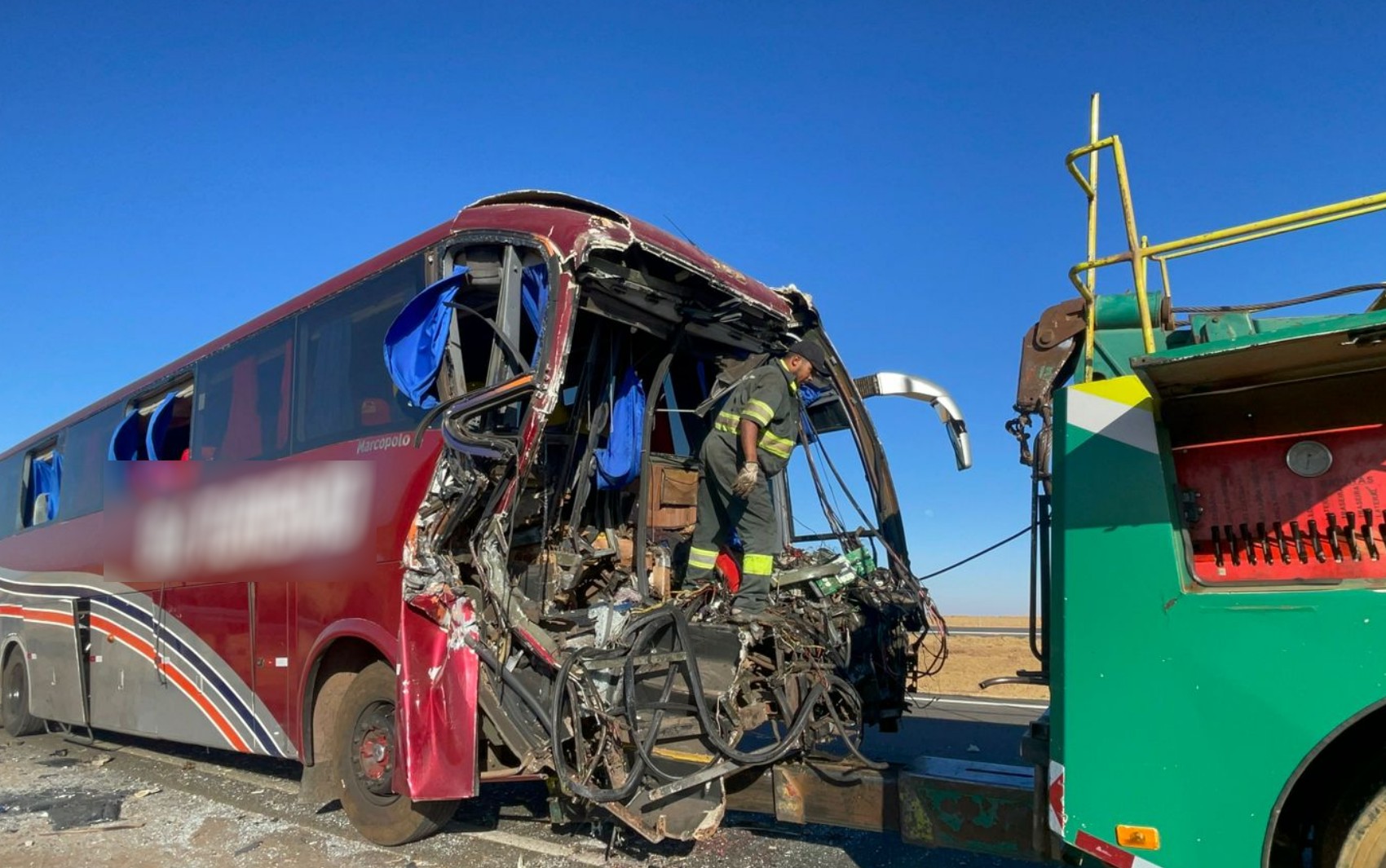 Acidente entre ônibus e caminhão mata duas pessoas e deixa 20 feridos em Goiás, dizem bombeiros