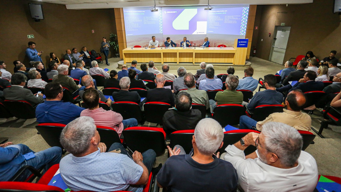 Zeina Latif analisa o cenário macroeconômico no Sinduscon Meeting