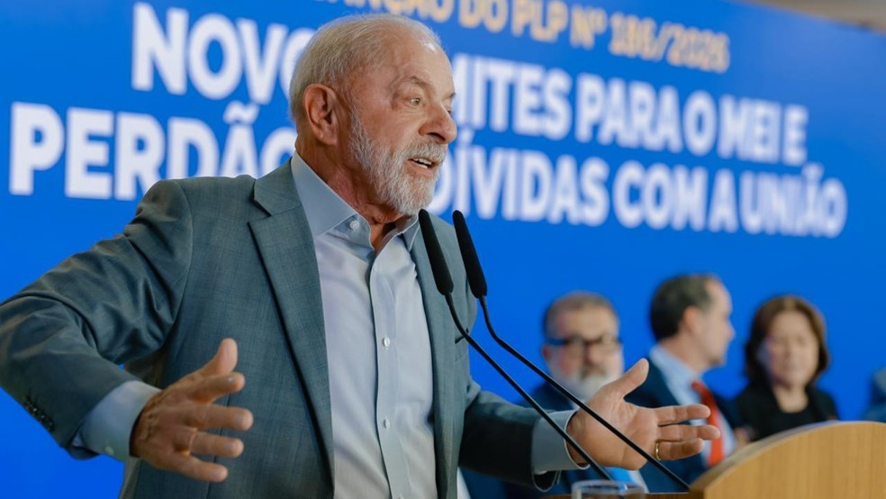 Presidente Lula (PT) durante a sanção dos novos limites do MEI e envio de PEC sobre tarifa zero no transporte coletivo aos fins de semana e feriados, no Palácio do Planalto — Foto: Ricardo Stuckert