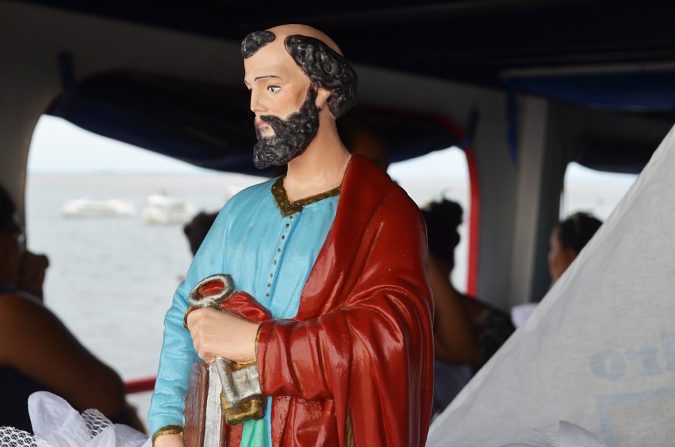Imagem de São Pedro, padroeiro dos pescadores, durante procissão fluvial — Foto: Adonias Silva/g1