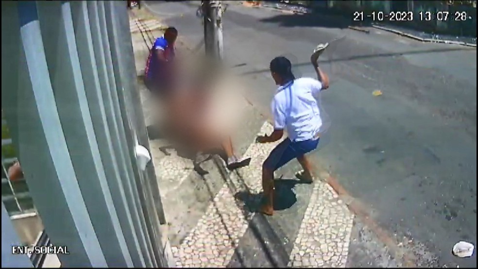 Homem é agredido por torcedores do Bahia por causa de camiseta de organizada do time rival — Foto: Arquivo pessoal