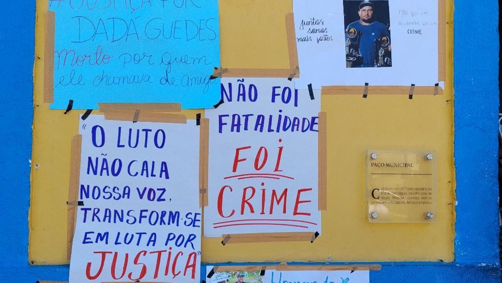 Família de Dadá Guedes fez caminhada e colocou cartazes da sede da prefeitura de Quixeramobim durante ato que pediu a prisão do suspeito do crime. — Foto: Arquivo pessoal