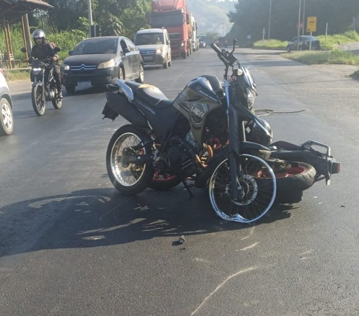 Acidente entre motos deixa três feridos na BR-393, em Volta Redonda 