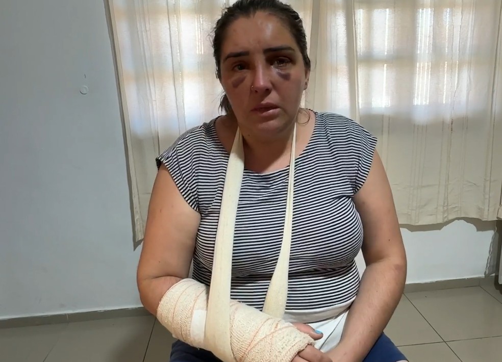 Mulher é atacada pelo ex-companheiro enquanto ia à delegacia denunciá-lo por agressões, em São José dos Campos — Foto: Reprodução/TV Vanguarda