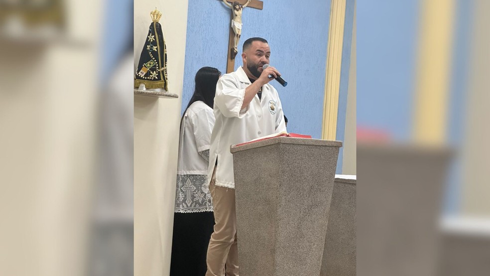 César Felipe Moraes Dias, que perdeu a esposa no acidente, lê o salmo durante a missa em Ribeirão Branco (SP) — Foto: Arquivo pessoal / Cesar Felipe Morais Dias