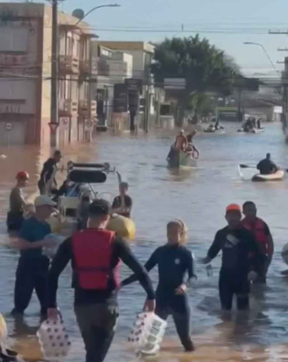 Embarcações transitam por ruas alagadas para resgatar vítimas das enchentes no Rio Grande do Sul — Foto: Reprodução/TV Globo
