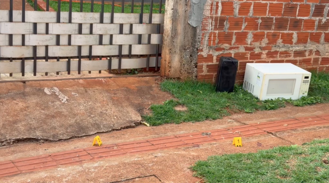Vizinhos ouvem gritos de socorro no Paraná, policiais militares encontram casa com manchas de sangue e moradora é procurada