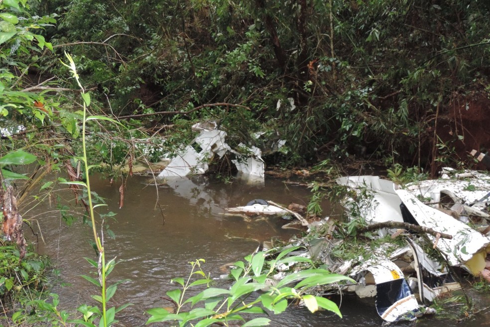 Avião caiu no Rio Macaco, entre Mato Rico e Roncador, na região central do Paraná — Foto: Jorge Tolim/Você e Região