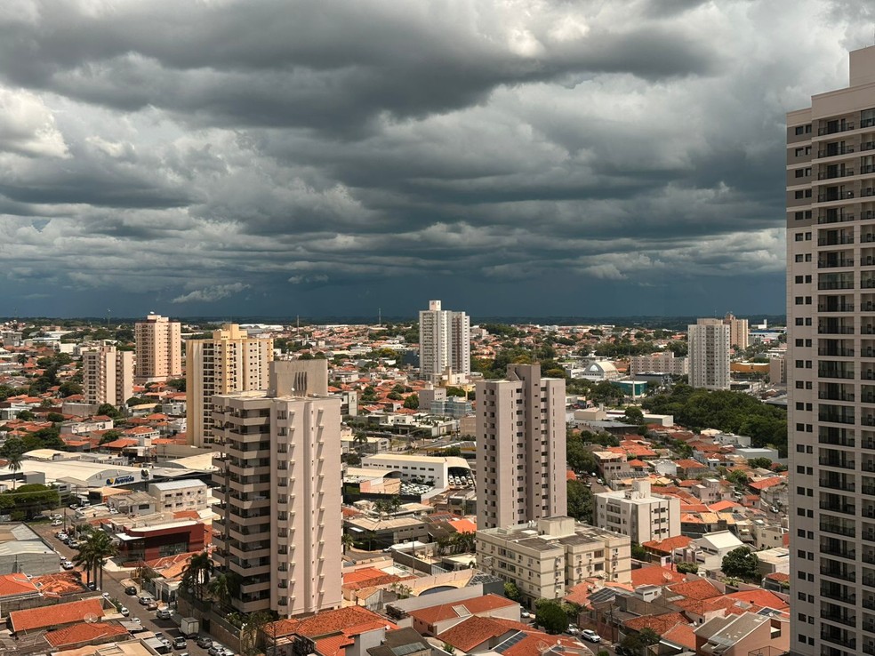 1 de 1
Inmet prevê possibilidade de pancadas de chuva e trovoadas nos próximos dias no interior paulista — Foto: Emerson Sanchez/TV TEM
