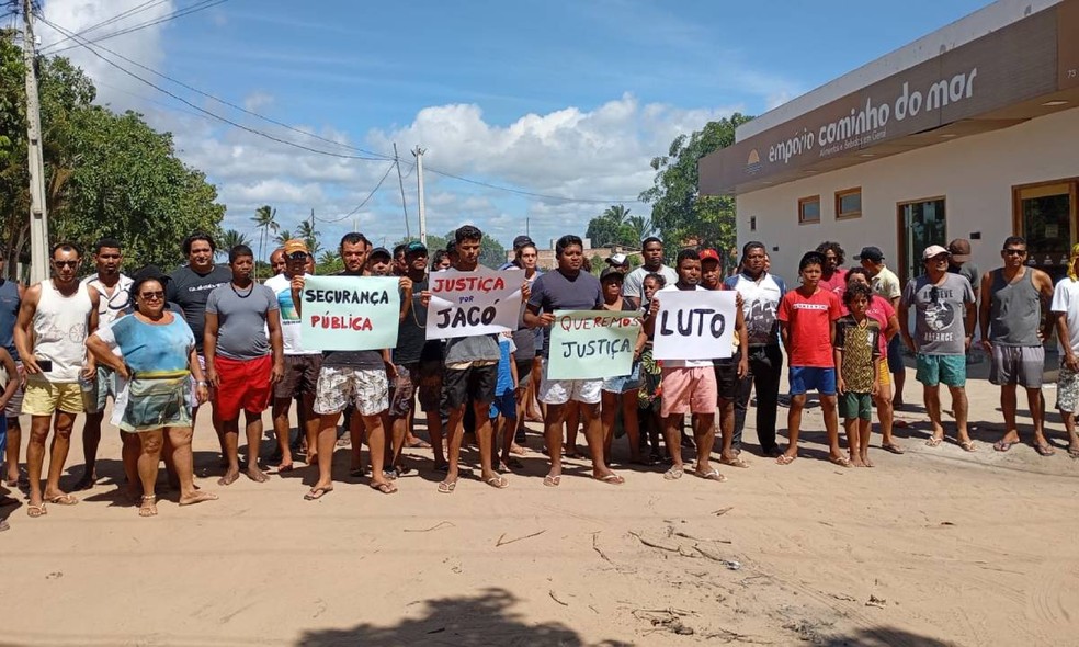 Familiares e amigos de pescador indígena protestaram após assassinato de Jacó Gomes dos Santos  — Foto: Lenio Cidreira/Liberdadenews