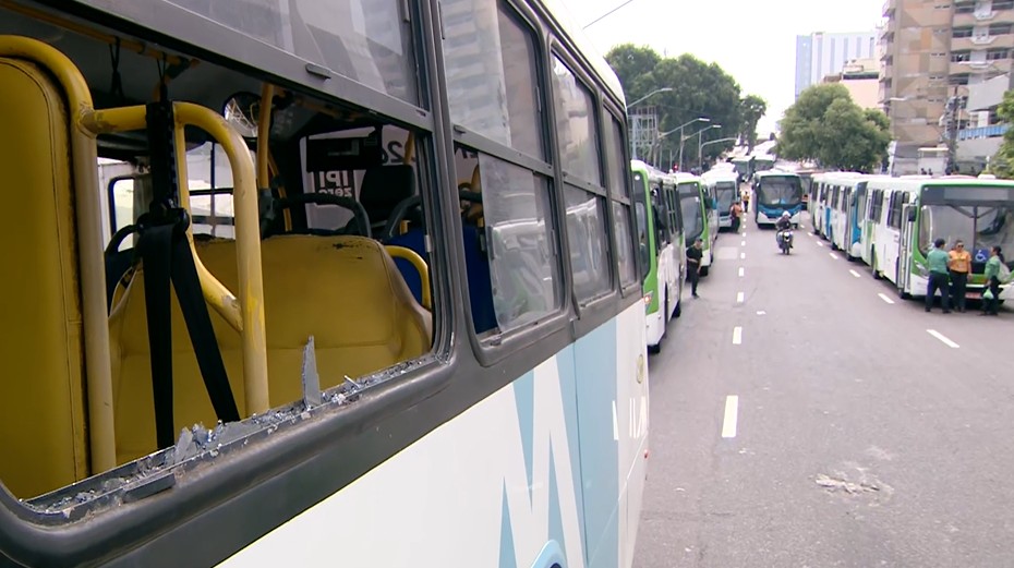 Ônibus é depredado durante paralisação de rodoviários em Manaus; passageiros precisaram seguir a pé