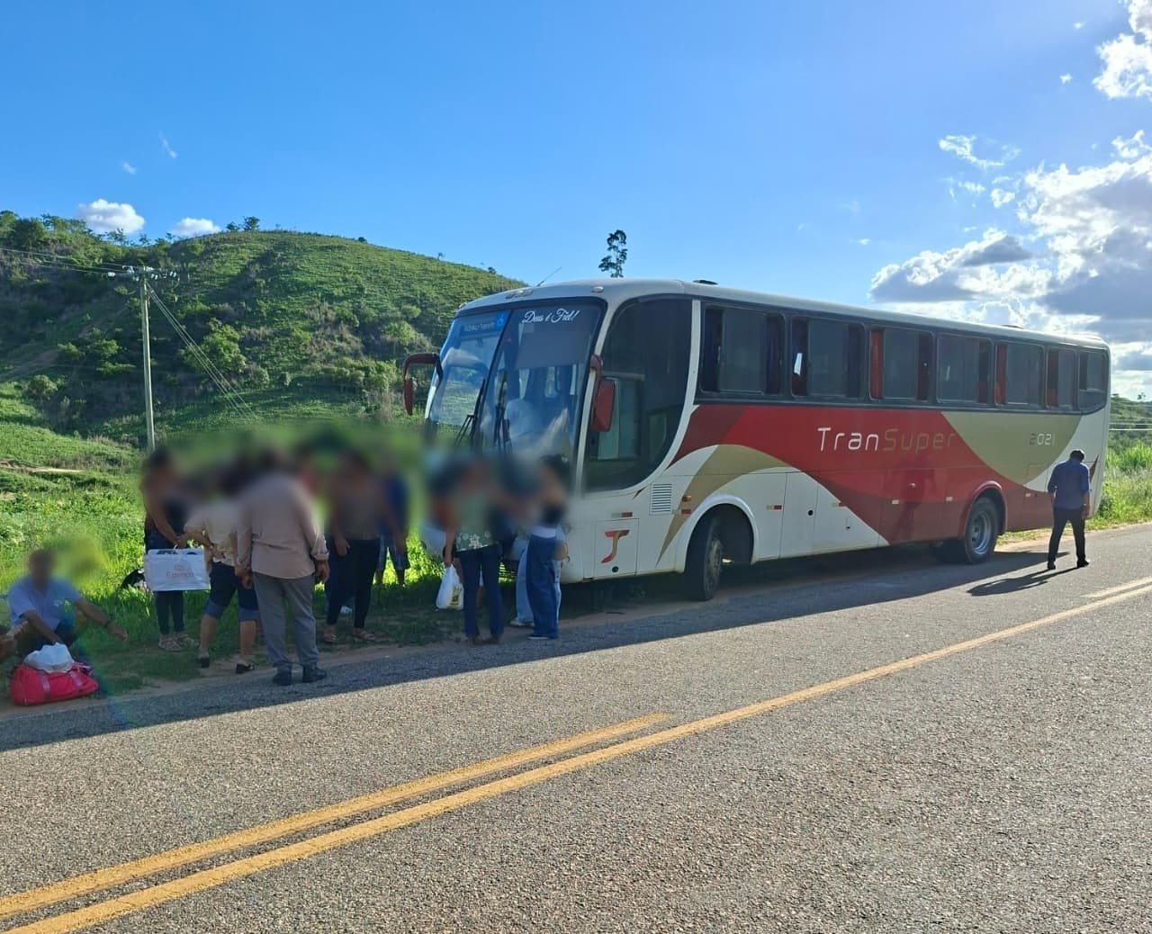 Homem rouba passageira, ameaça trocador e tenta fugir dirigindo ônibus, mas é preso na LMG-766