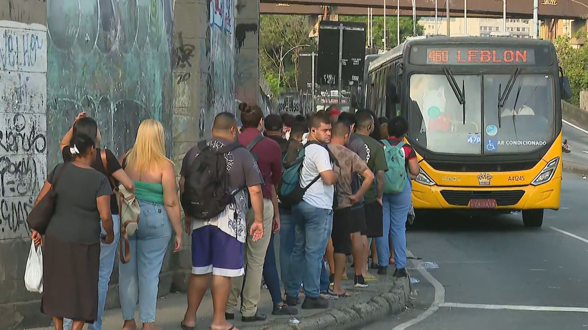 No 1º dia útil da nova tarifa de ônibus, passageiros reclamam das condições precárias do transporte