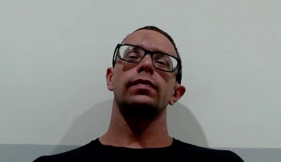 Defesa de homem que matou esposa em Londrina e esfaqueou suposto amante quer que cliente responda pelos crimes em liberdade