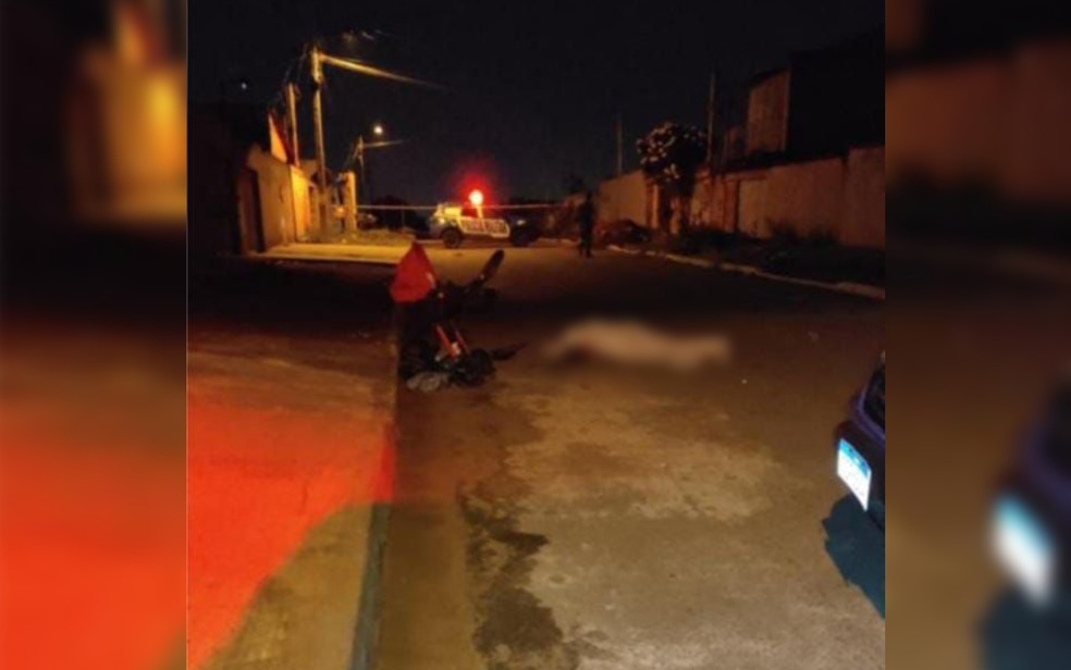 Mulher que foi morta a tiros pelo companheiro teve corpo abandonado no meio da rua, ao do filho de 5 meses, em Aparecida de Goiânia — Foto: Reprodução/Polícia Militar