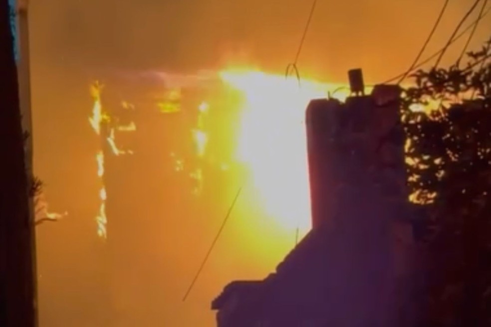 Incêndio assustou moradores da comunidade México 70, em São Vicente (SP). — Foto: Reprodução