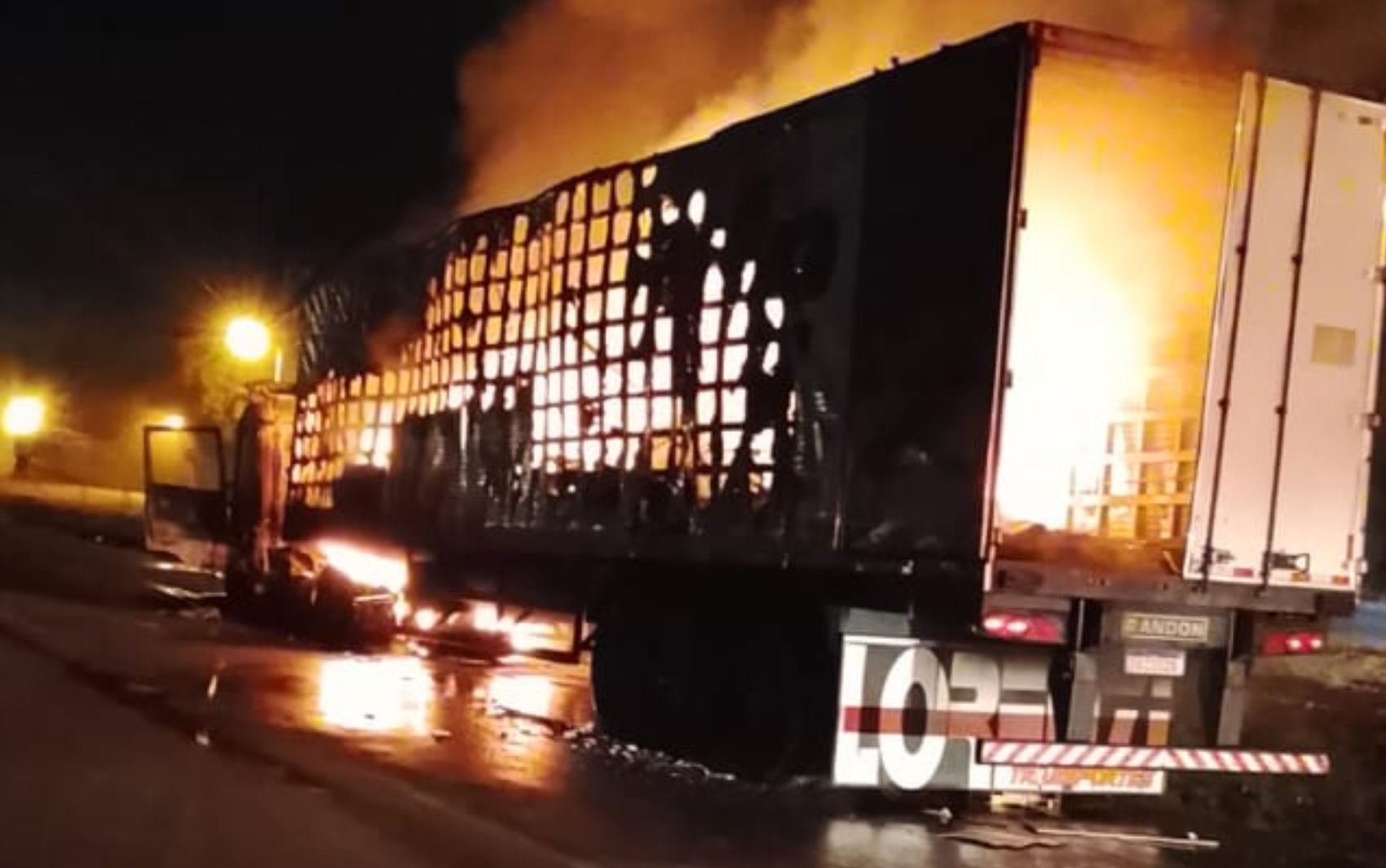 VÍDEO: Caminhão é destruído após pegar fogo na BR-101 em Maruim