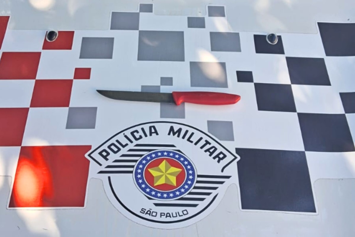 Homem é preso após ameaçar vítima com faca e desacatar policiais no interior de SP