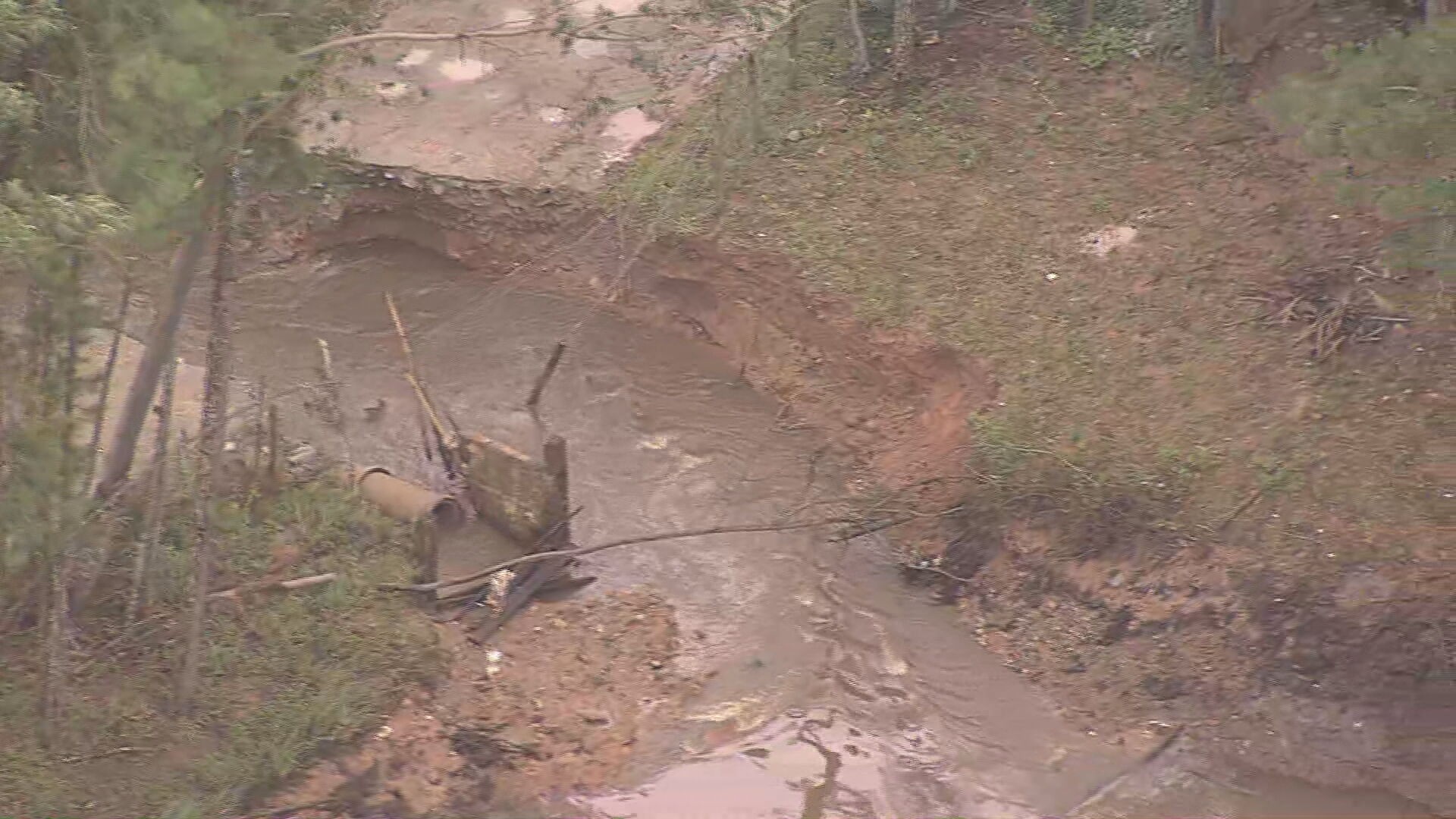 Represa rompe em Embu-Guaçu, na Grande SP, e ameaça bairros da cidade