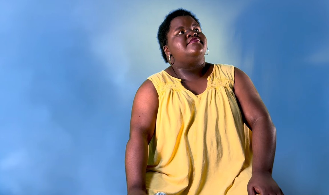 D’Leesa, a cantora de 21 anos que viralizou fazendo tudo sozinha: 'Gravava no carro da minha mãe'