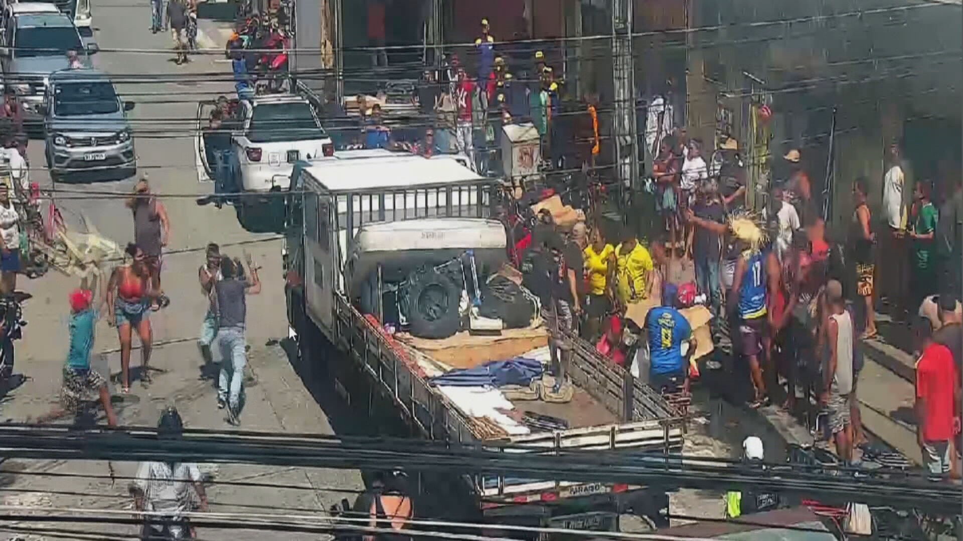 Câmera de trânsito flagra briga entre ambulantes e fiscais com cadeira 'voando' ao lado do Mercado de Afogados; VÍDEO