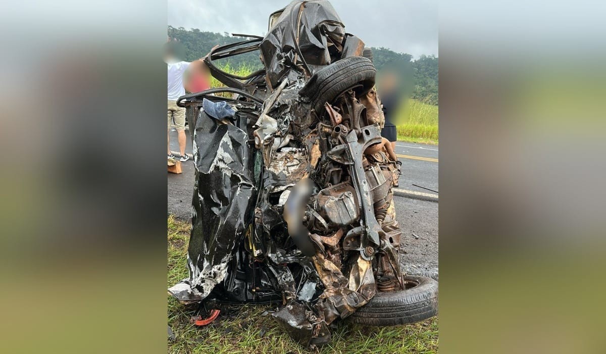 Acidente grave entre dois veículos deixa carro destruído em rodovia no interior de SP