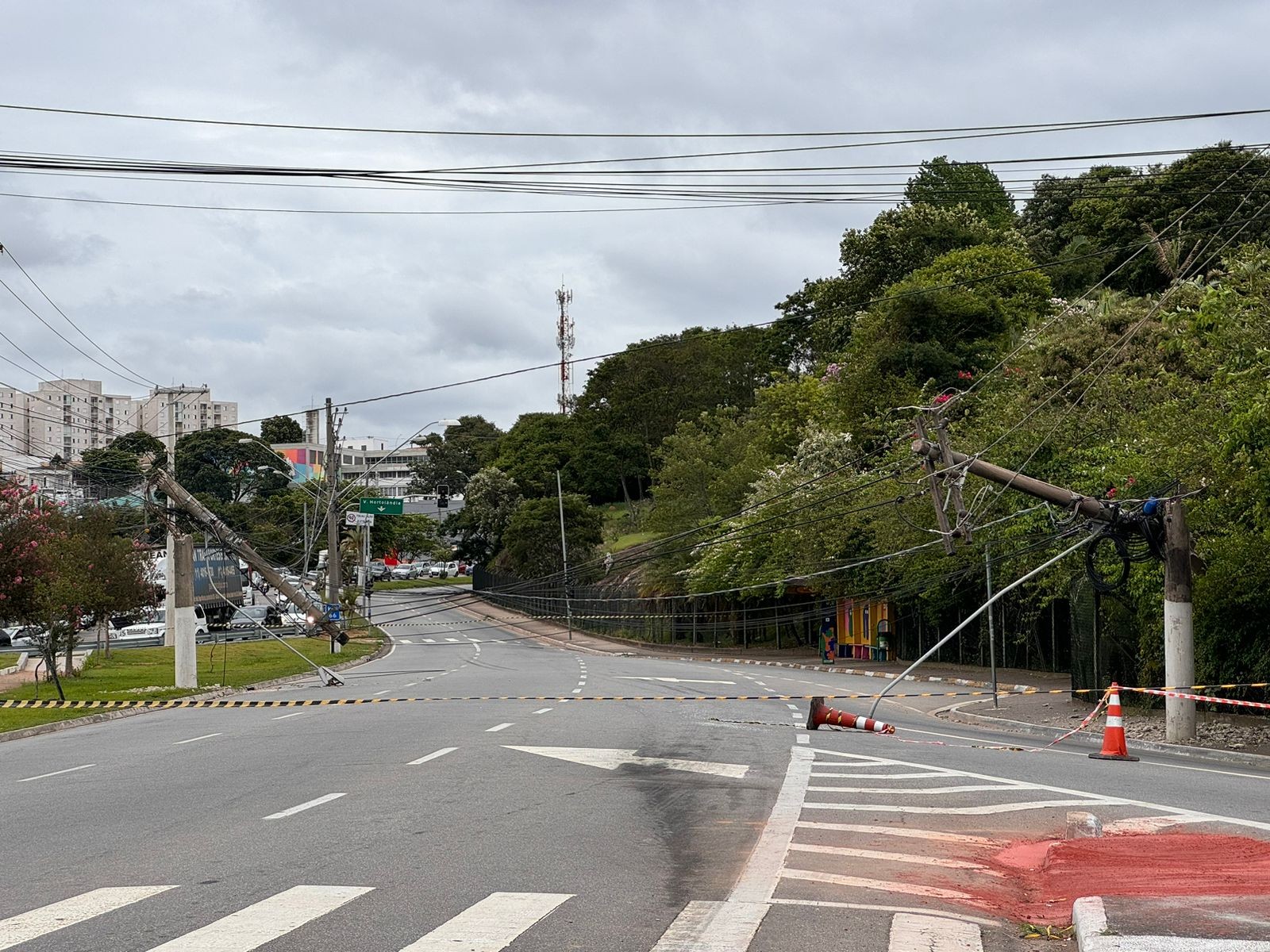 Rodovia é interditada e moradores ficam sem energia após acidente danificar postes em Jundiaí