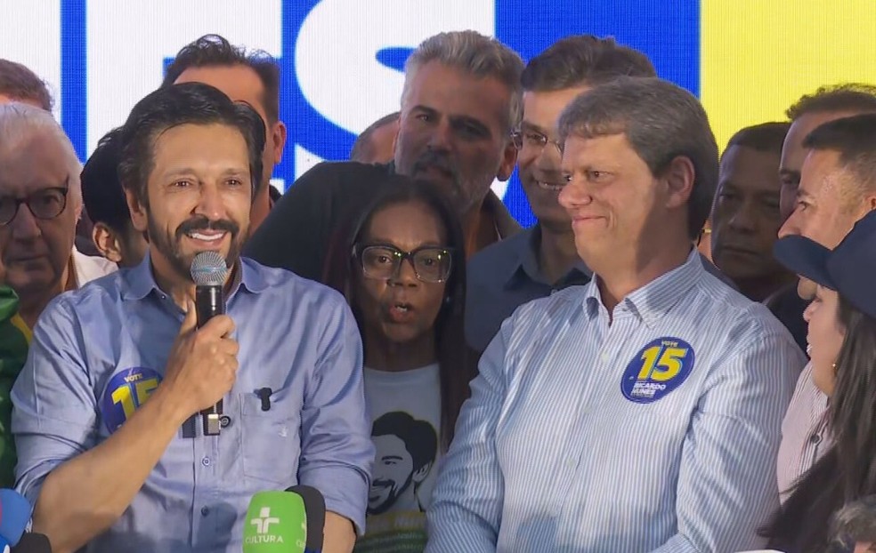 O prefeito Ricardo Nunes (MDB) ao lado de Tarcísio de Freitas (Republicanos) após a apuração em SP — Foto: Reprodução/TV Globo