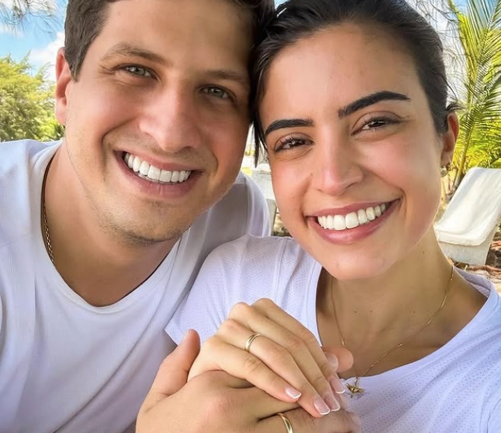 João Campos e Tabata Amaral anunciaram noivado nas redes sociais — Foto: Reprodução/Instagram