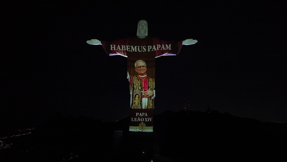 Cristo Redentor exibe imagem do papa Leão XIV — Foto: Santuário Cristo Redentor