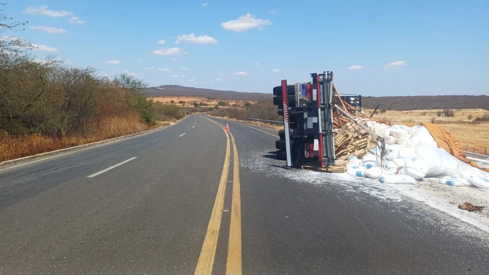Caminhão com carga tomba na BR-316 e deixa trecho parcialmente interditado 