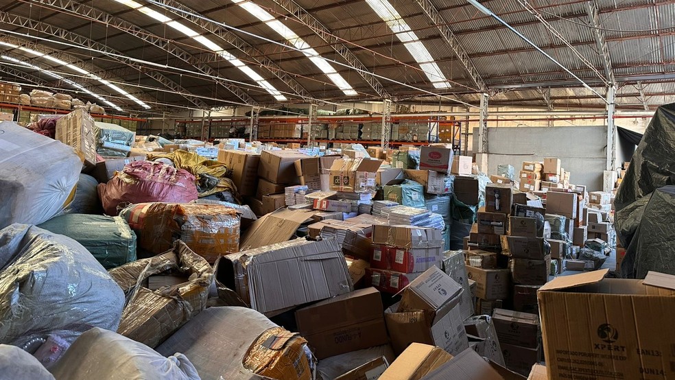Investigados agiam dois núcleos: um voltado à importação de produtos de origem chinesa e outro à entrada irregular de mercadorias de prata. — Foto: Polícia Federal/ Divulgação