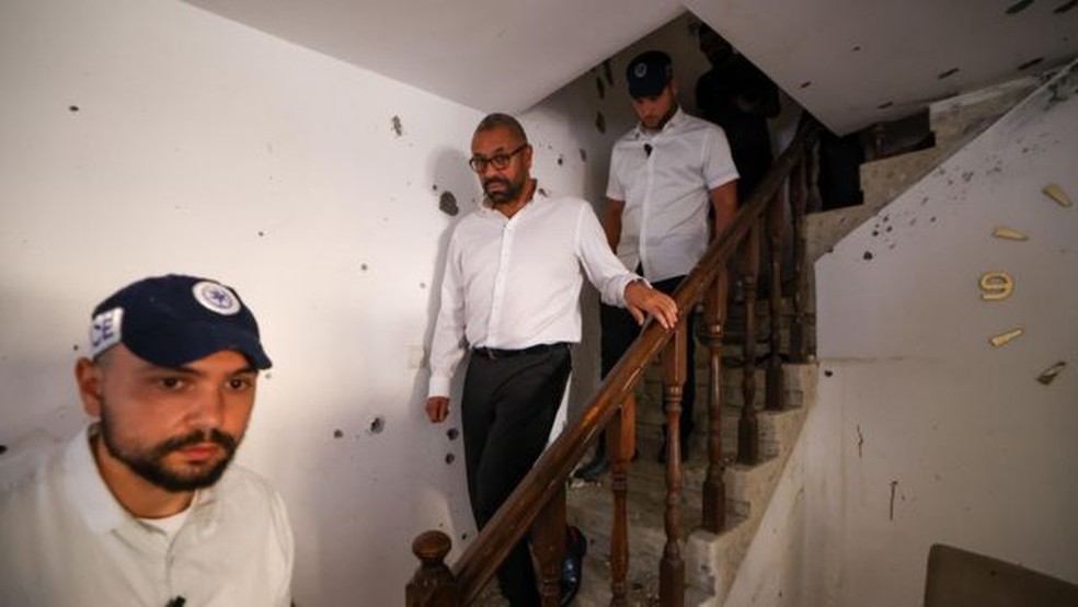O ministro de Relações Exteriores britânico, James Cleverly, visitou a casa de Edri, que foi gravemente danificada durante o ataque do Hamas — Foto: SIMON DAWSON / NO 10 DOWNING STREET 