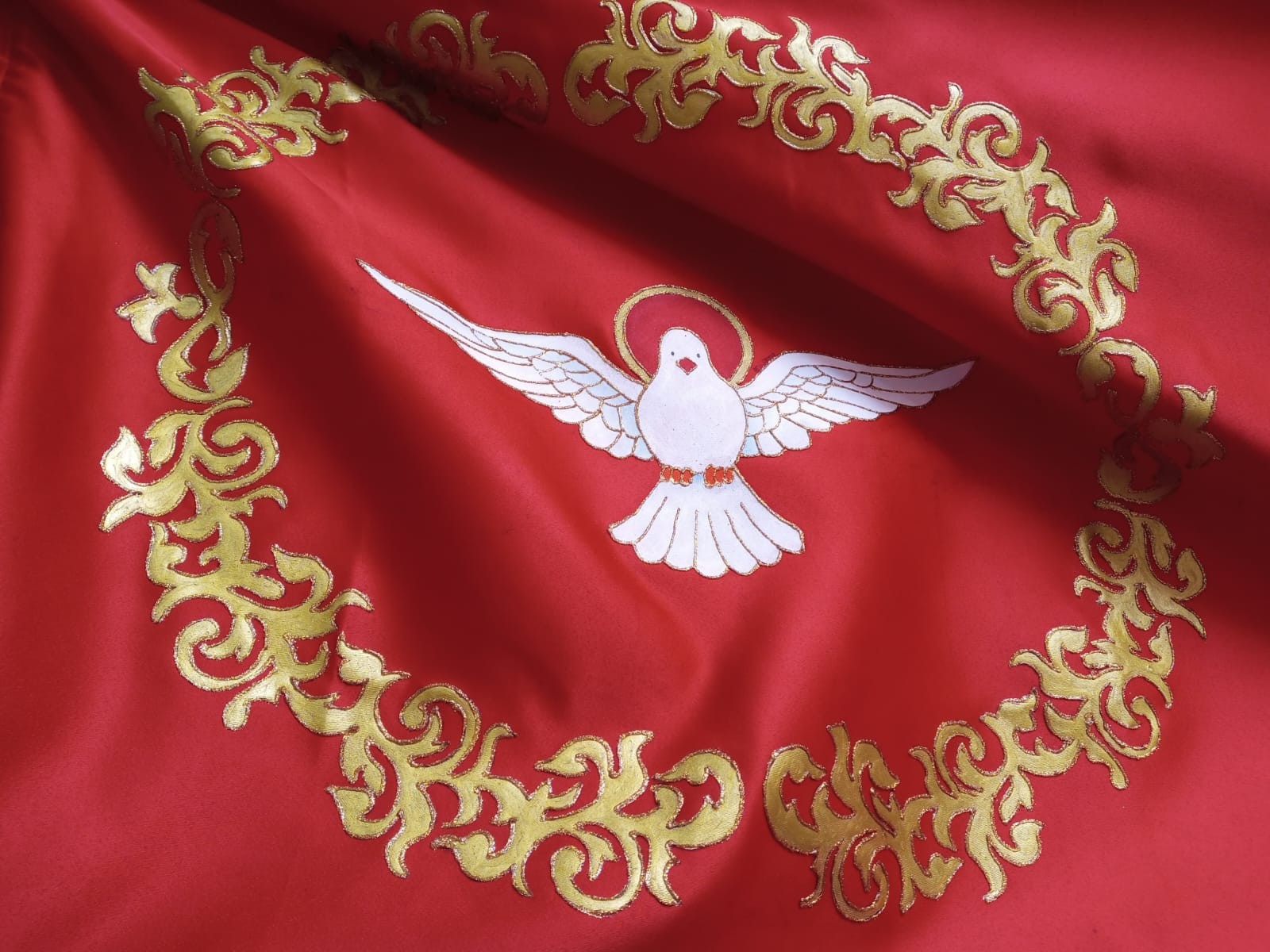 Bandeira do Divino Espírito Santo atravessa gerações carregando fé e devoção