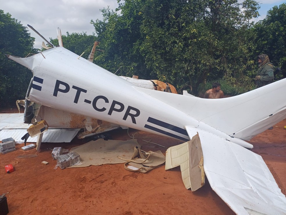 Aeronave foi localizada em uma área rural de Santa Cruz do Rio Pardo — Foto: IBTV/ Divulgação