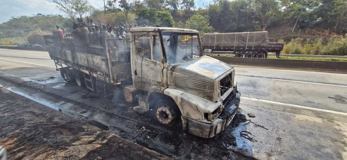 Caminhão pega fogo, deixa homem ferido e interdita a Via Dutra, em Paracambi