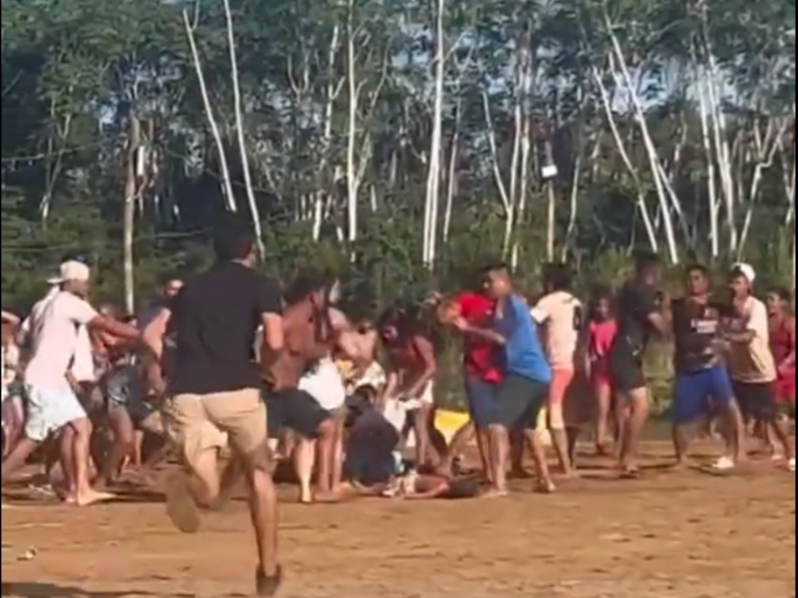 VÍDEO mostra briga generalizada em festival de praia no Acre; criança quase é pisoteada 