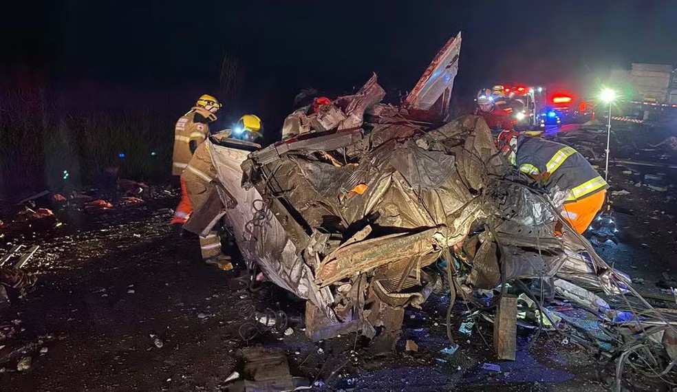 Acidente foi registrado na BR-262, em Nova Serrana — Foto: Corpo de Bombeiros/Divulgação