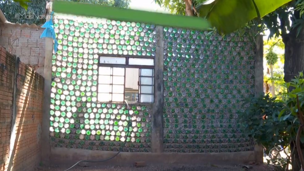Aposentada constri casa com garrafas pets em MT  Foto: TV Centro Amrica