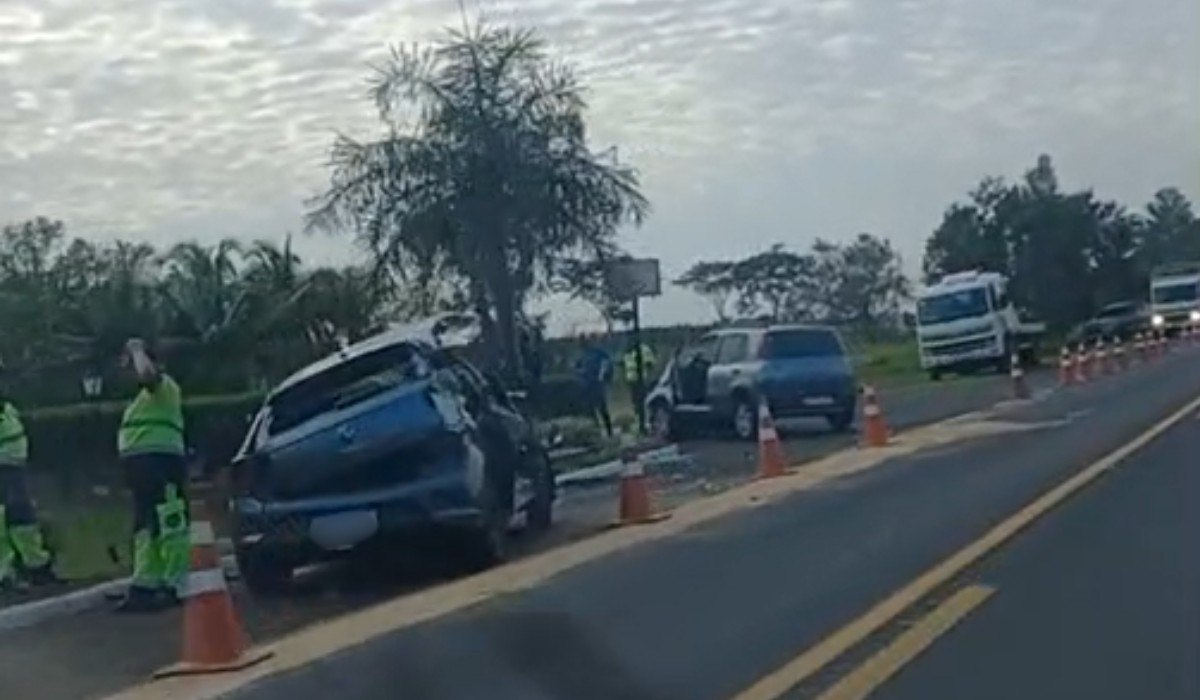 Batida entre dois carros causa capotamento e deixa duas vítimas em rodovia do interior de SP