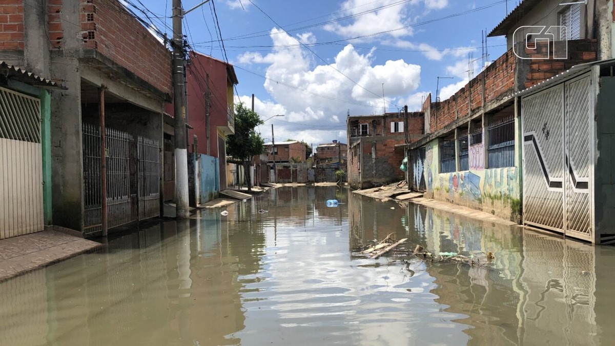 Shopping em Belém alaga e parte do teto de parquinho infantil