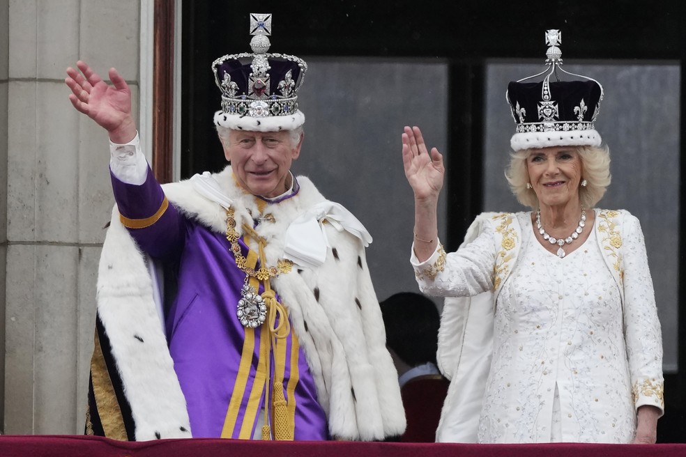 O rei Charles III e a rainha Camilla na sacada do Palácio de Buckingham após a cerimônia de coroação em Londres, em 6 de maio de 2023 — Foto: Frank Augstein/AP