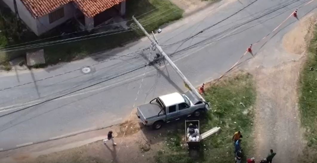Carro derruba postes e causa interdição em rodovia de Louveira 