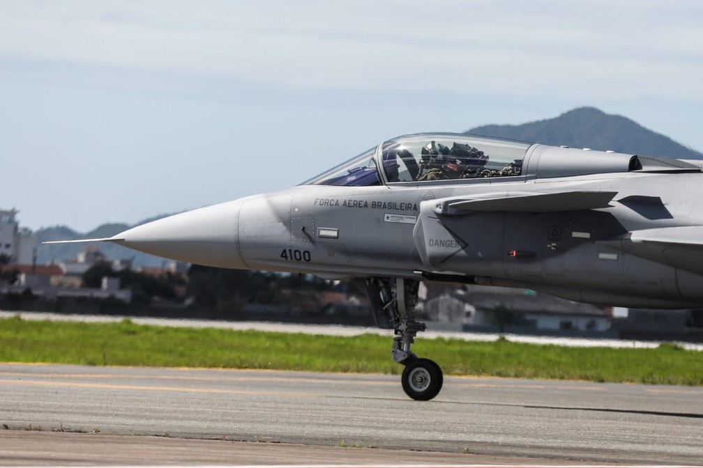 Primeiro jato Gripen comprado pela Força Aérea alça voo no país