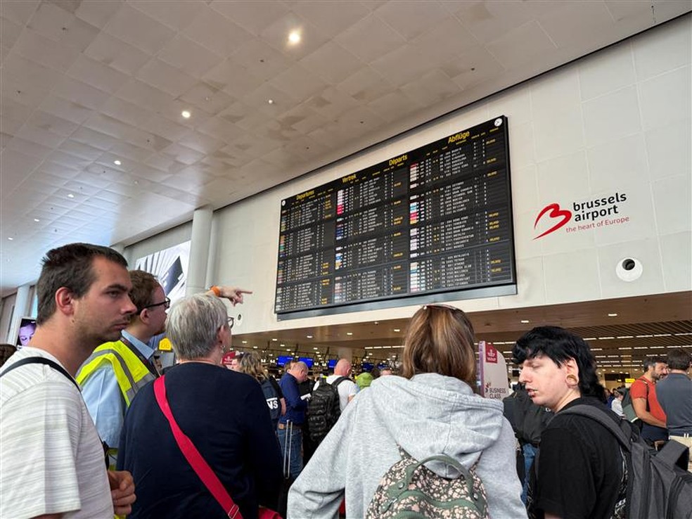 Passageiros enfrentam filas para embarcar em, pelo menos, três grandes aeroportos europeus. — Foto: Marta Fiorin/Reuters