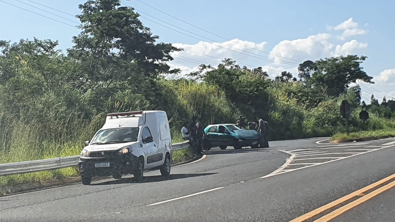 Carro do CCZ se envolve em acidente de trânsito na Rodovia Júlio Budiski, em Álvares Machado